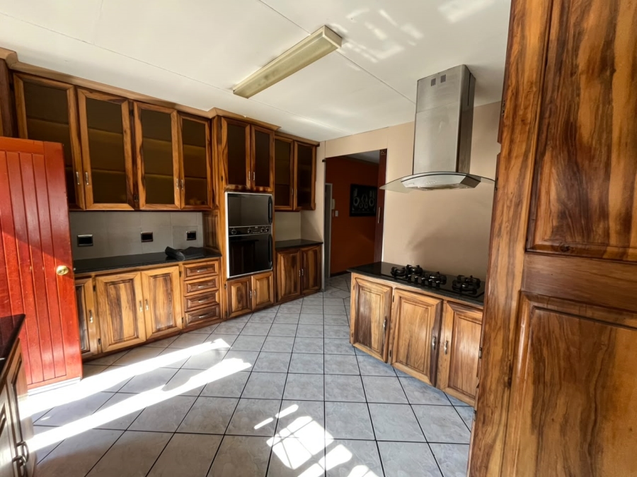To Let 6 Bedroom Property for Rent in Bodorp North West